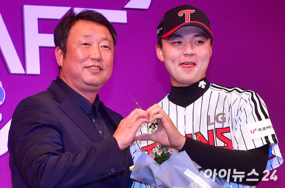 차명석 LG 트윈스 단장이 청소년을 위한 직업 안내서인 '스포츠매니아들의 꿈의 직장 프로야구 프런트'를 출간했다. 차 단장은 해당 서적에 저자로 직접 참여했다. 사진은 LG 코치 시절 차 단장의 모습. [사진=아이뉴스24 포토 DB]