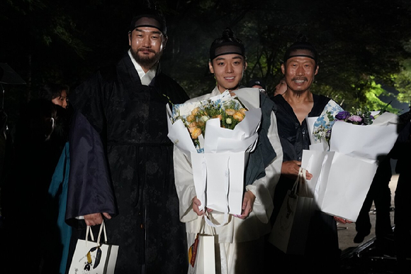 '왕과 사는 남자' 1500만 돌파 기념 촬영 비하인드 사진 [사진=(주)쇼박스]