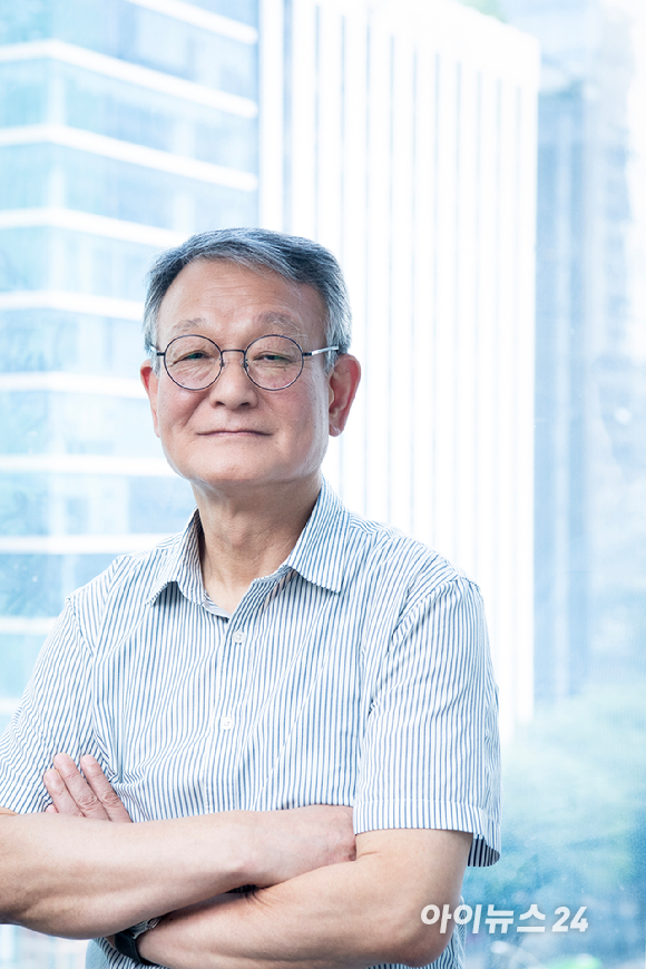 김영섬 코난테크놀로지 대표가 22일 서울 서초구 서초동 코난테크놀로지 사옥에서 아이뉴스24와 인터뷰를 하고 있다. [사진=문수지 기자]