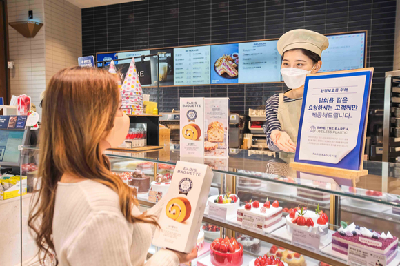 파리바게뜨 서울 강남서초점에서 직원이 고객에게 '일회용 칼 줄이기 캠페인'을 안내하고 있다. [사진=SPC그룹]