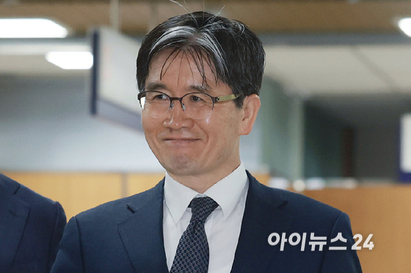 해병대 순직 사건 외압 의혹과 관련해 수사를 방해했다는 혐의로 기소된 오동운 고위공직자범죄수사처 처장이 2일 서울 서초구 서울중앙지방법원에서 열린 공판에 출석하고 있다. [사진=사진공동취재단]