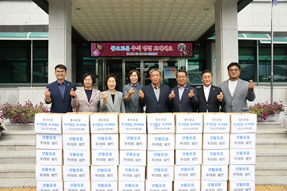 괴산군의회는 추석을 앞둔 19일 읍·면 사무소를 통해 40가구에 위문품을 전달했다. [사진=괴산군의회]