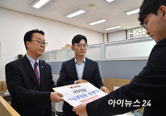 국민의힘 곽규택, 박충권 의원이 24일 서울 여의도 국회 의안과에 국무위원(통일부장관 정동영) 해임건의안을 제출하고 있다. [사진=곽영래 기자]