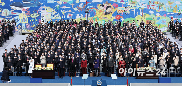 제20대 대통령 취임식이 10일 국회에서 열린 가운데 윤석열 대통령과 전직 대통령 및 유족, 국회와 정부 관계자, 각계 대표, 외교 사절등이 국민의례를 하고 있다. [사진=국회사진취재단]