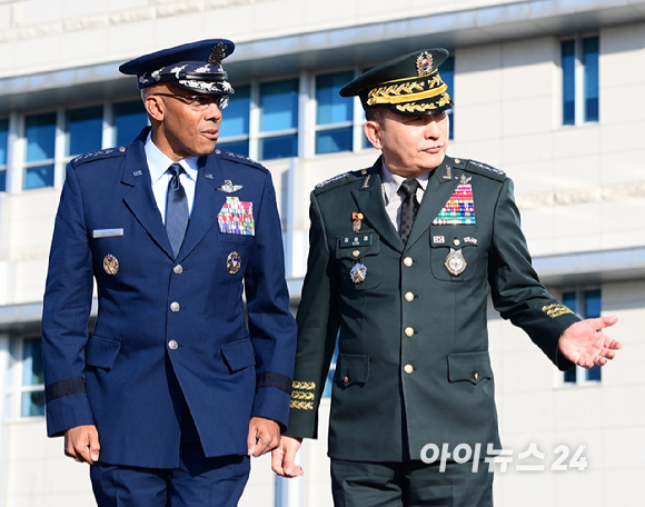 찰스 브라운 미 합참의장 환영 의장행사가 12일 오전 서울 국방부에서 열렸다. 김승겸 합참의장(오른쪽)이 브라운 미 합참의장을 안내하고 있다. [사진=정소희 기자]