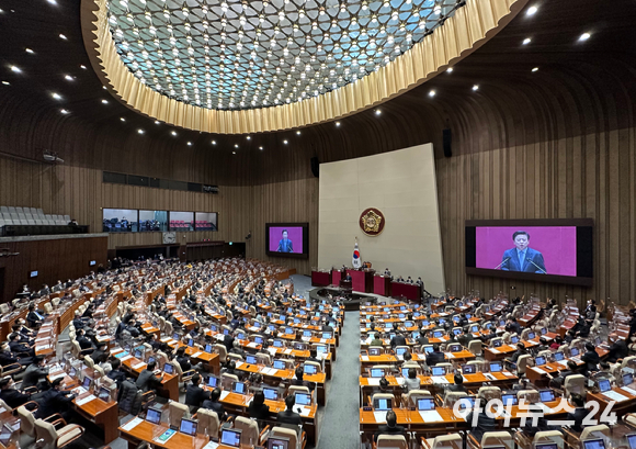 뇌물수수 및 정치자금법 위반 혐의를 받고 있는 노웅래 더불어민주당 의원이 28일 오후 서울 여의도 국회에서 열린 제401회 국회(임시회) 제4차 본회의에서 자신을 향한 체포동의안에 대해 신상발언을 하고 있다. [사진=정소희 기자]