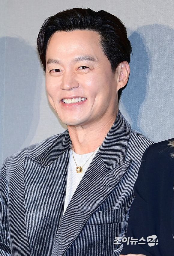 배우 이서진이 28일 오후 서울 강남구 송은에서 열린 불가리(BVLGARI) 비제로원 전시 개최 포토월 행사에 참석해 이정학 불가리코리아 대표와 라우라 부르데제 불가리 CEO와 기념촬영을 하고 있다. [사진=정소희 기자]