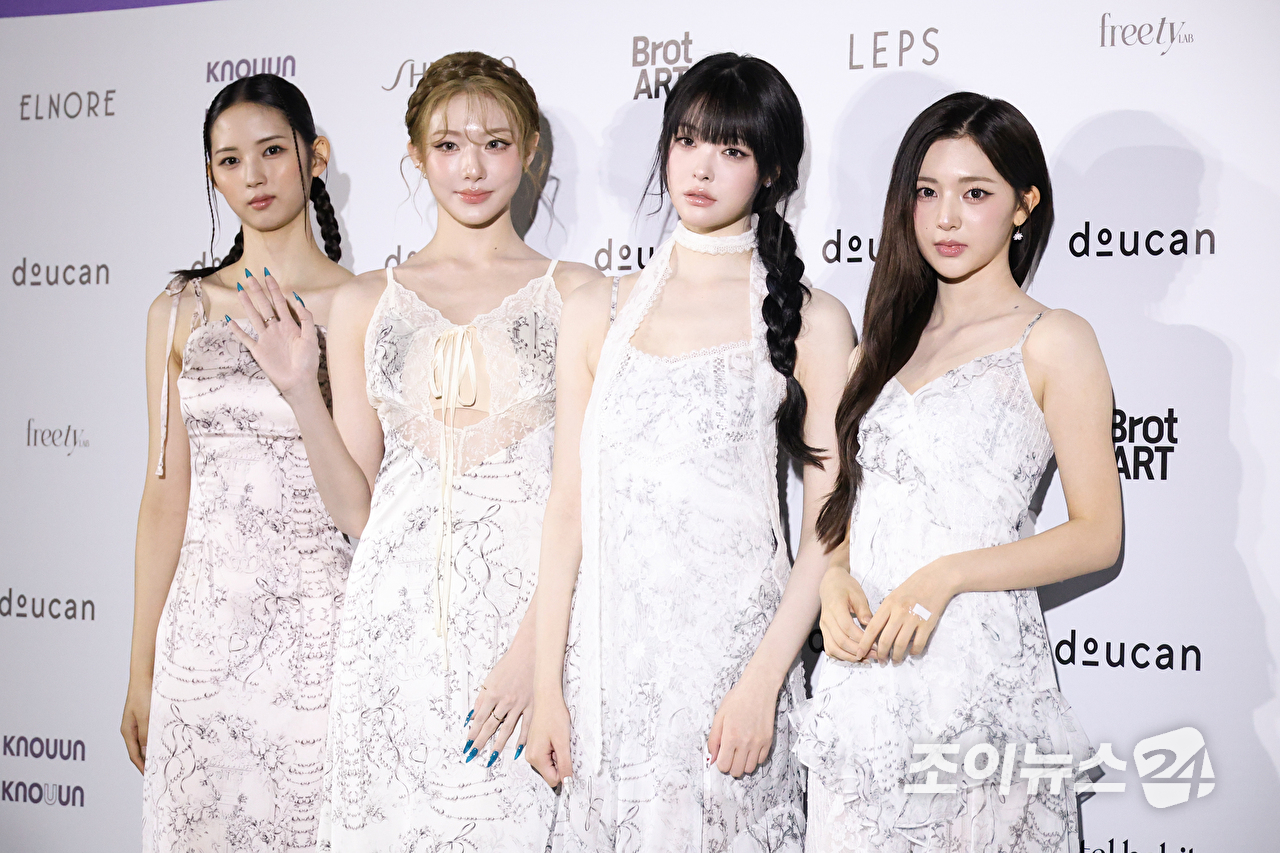 그룹 트리플에스 지우, 신위, 린, 연지가 1일 오후 서울 중구 동대문디자인플라자에서 진행된 2027 S/S 서울패션위크 '두칸' 컬렉션에 참석해 포즈를 취하고 있다. [사진=문수지 기자]
