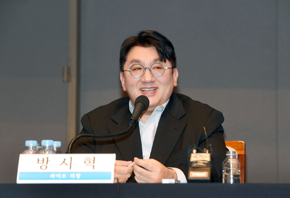 방시혁 하이브 의장이 15일 오전 10시 한국프레스센터 20층 국제회의장에서 열린 'K-POP의 미래' 관훈포럼에 참석해 기조연설을 진행하고 있다. [사진=하이브]