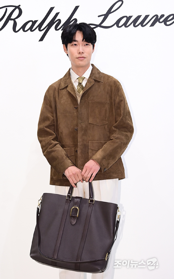 배우 한소희와 열애를 인정한 배우 류준열이 19일 서울 옥션 강남센터에서 진행된 한 패션 브랜드 포토콜 행사에 참석하고 있다. [사진=정소희 기자]