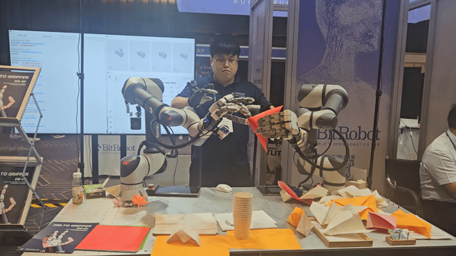 테솔로의 부스에서 연구원이 로봇 핸드 'DG-5F'를 통해 종이접기 데모를 선보이고 있다 [사진=설재윤 기자]