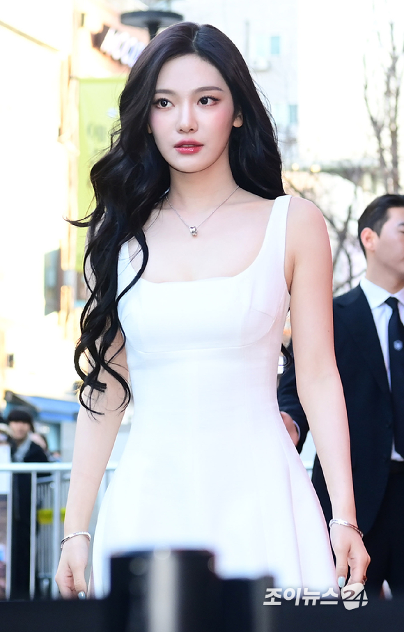 그룹 에스파(aespa) 닝닝이 19일 오후 서울 성동구 성수동 올리브영N 성수에서 열린 미쟝센 '퍼펙트 세럼 팝업' 팝업 행사 오픈 기념 포토콜 행사에 참석하고 있다. [사진=정소희 기자]