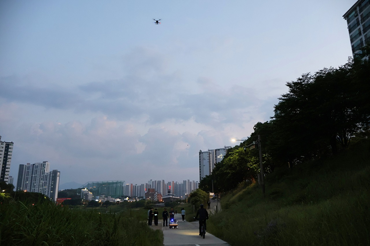전주대 경찰학과 박종승 교수 연구팀이 개발한 순찰로봇(가운데)과 경찰 수색 드론 [사진=전주대 박종승 교수팀]