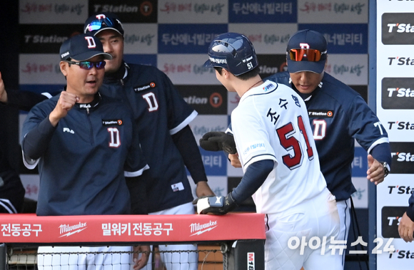 두산 이승엽 감독이 1일 오후 서울 잠실야구장에서 열린 '2023 신한은행 SOL KBO리그' 두산 베어스와 롯데 자이언츠의 개막전 경기, 8회말 1사 3루 이유찬의 스퀴즈 번트 때 득점을 올린 조수행과 하이파이브를 하고 있다. [사진=김성진 기자]