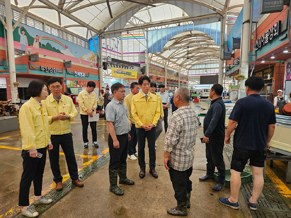 노용석 중소벤처기업부 차관이 4일 전남 함평천지 전통시장 및 골목형 상점가를 방문해 집중호우 피해 및 복구 상황을 점검하며 애로사항을 청취하고 있다. [사진=중소벤처기업부]