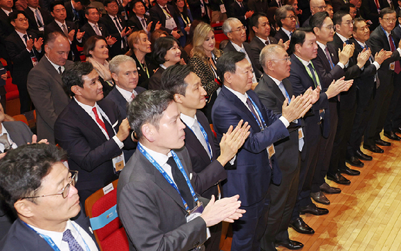 지난 10월 29일 경북 경주예술의전당에서 열린 'APEC CEO(최고경영자) 서밋'에서 참석자들이 박수로 이재명 대통령을 맞이하고 있다. 앞줄 왼쪽부터 이형희 SK수펙스 위원장, 정용진 신세계그룹 회장, 정기선 HD현대 회장, 신동빈 롯데그룹 회장, 정의선 현대차그룹 회장, 최태원 대한상공회의소 회장 겸 SK그룹 회장, 이재용 삼성전자 회장, 구광모 LG그룹 회장, 장인화 포스코홀딩스 회장, 허태수 GS그룹 회장. 2025.10.29 [사진=연합뉴스]