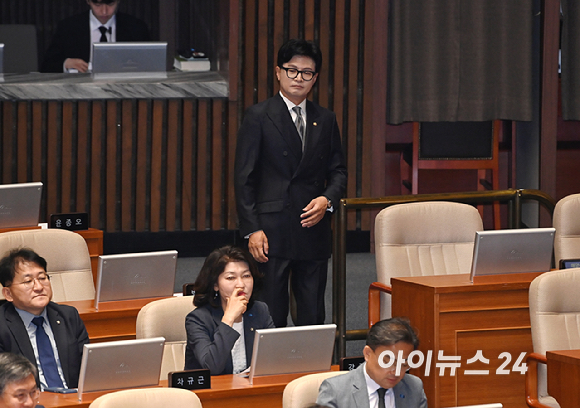 한동훈 무소속 의원이 11일 서울 여의도 국회에서 열린 본회의에 참석하고 있다. [사진=곽영래 기자]
