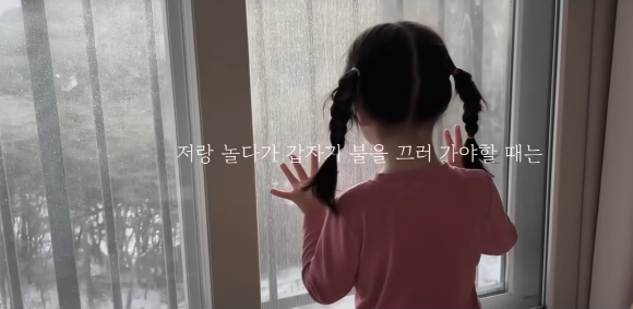 박은식 산림청장이 &lsquo;숲for스타&rsquo; 수상자에게 상장을 수여하고 있다. [사진=산림청]