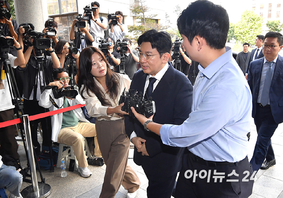 자본시장법상 부정거래행위 금지 위반 혐의를 받는 하이브(HYBE) 방시혁 의장이 15일 오전 서울경찰청 금융범죄수사대에 출석하고 있다. [사진=곽영래 기자]