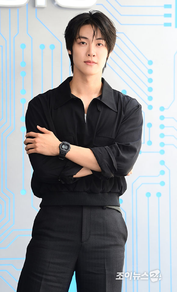 엔플라잉 이승협이 26일 오전 서울 강남구 신사동에서 열린 카시오 스토어 도산&카페 널 오픈 1주년 기념 포토콜 행사에 참석하고 있다. [사진=정소희 기자]