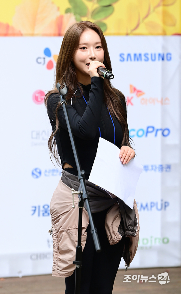 25일 서울 강북구 우이동 북한산국립공원 우이분소(백운천 휴게공간)에서 열린 '브브걸 민영과 함께 하는 팬트레킹-제12회 희망찾기 등산&middot;트레킹 교실'에서 참가자들이 기념사진을 촬영하고 있다. [사진=곽영래 기자]