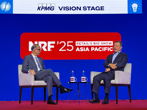 지난 3일 김상현 롯데유통군 총괄대표 부회장(오른쪽)이 싱가포르에서 열린 'NRF Big Show APAC 2025'에서 비풀 차울라 페어프라이스 그룹 대표와 대담을 나눴다. [사진=롯데유통군]