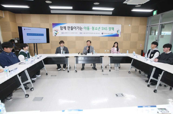 김종철 방송미디어통신위원장(가운데)이 5일 서울시청자미디어센터에서 열린 '함께 만들어가는 아동&middot;청소년 SNS 정책간담회'에서 인사말하고 있다. [사진=방미통위]