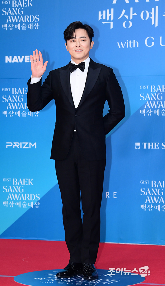 배우 조정석이 5일 오후 서울 삼성동 코엑스에서 열린 제61회 백상예술대상 시상식 레드카펫 행사에 참석하고 있다. [사진=정소희 기자]