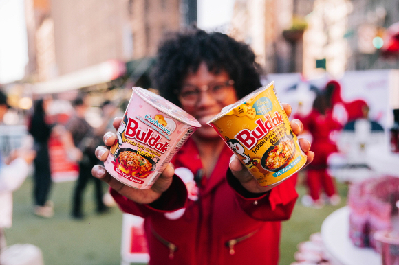 삼양식품이 불닭볶음면 해외 판매 실적에 힘입어 올해 3분기도 호실적을 기록했다. [사진=삼양식품]