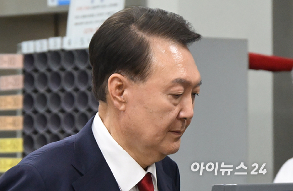 12.3 비상계엄 사태 관련 내란 혐의를 받는 윤석열 전 대통령이 9일 서울 서초구 서울중앙지방법원에서 구속 전 피의자 심문(영장실질심사)을 마치고 대기 장소인 서울구치소로 이동하고 있다. [사진=사진공동취재단]