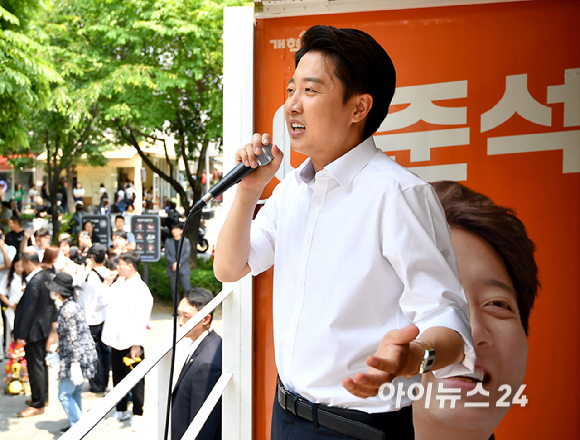 이준석 개혁신당 대선 후보가 30일 오후 서울 마포구 경의선 숲길에서 유세를 하고 있다. [사진=곽영래 기자]