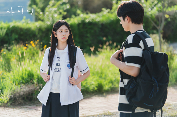 배우 박진영, 김민주, 김윤진 감독이 JTBC 금요시리즈 '샤이닝'에서 호흡을 맞추고 있다. [사진=SLL, 카카오엔터테인먼트]