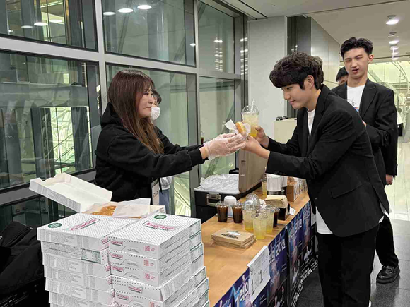 지난 8일 서울시 어린이병원에서 주최하는 기적의 오디션 '쇼케이스'에 참가하는발달장애인과 가족들에게 엔제리너스, 크리스피크림 도넛의 간식을 전달하고 있다. [사진=롯데GRS]