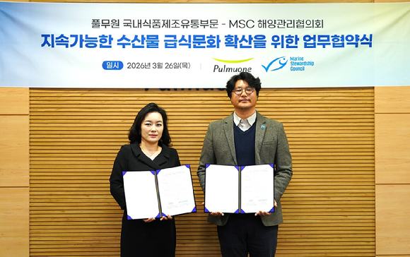 26일 서울 강남구 풀무원 수서 본사에서 열린 업무협약식에서 서종석 MSC 해양관리협의회 한국사무소 대표(오른쪽)와 윤명랑 풀무원 글로벌마케팅총괄본부장(왼쪽)이 협약서를 들고 기념 촬영을 하고 있다. [사진=풀무원 제공]