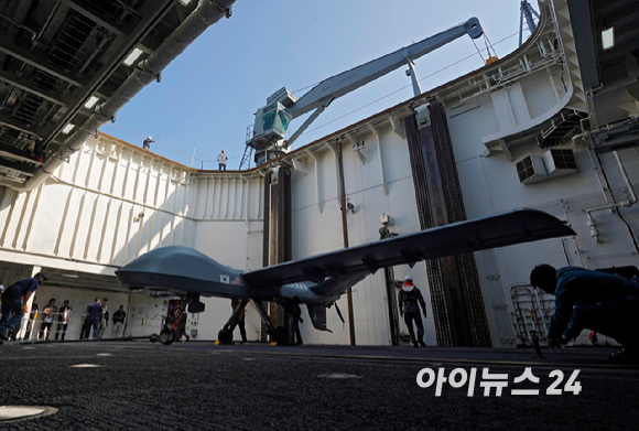 12일 포항 해상에 위치한 해군 독도함에서 실시된 '대형플랫폼 함정 무인기 운용 전투 실험' 에서 미국 제너럴 아토믹스(General Atomics)에서 개발 중인 고정익 무인기 모하비(Mojave)가 이륙을 준비하고 있다. [사진=사진공동취재단]