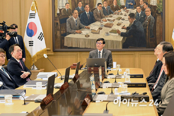 이창용 한국은행 총재가 25일 오전 서울 중구 한국은행 본관에서 금융통화위원회 본회의를 주재하고 있다. [사진=사진공동취재단]