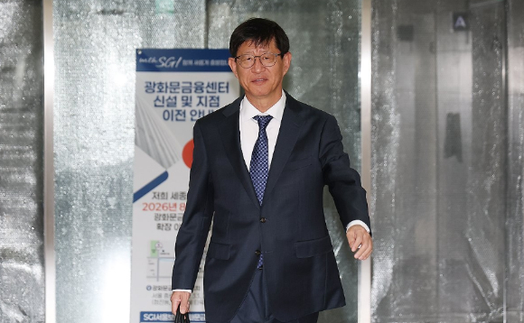 국회 법제사법위원회가 22일 전체회의를 열어 최길수 특별감찰관 후보자 인사청문 경과 보고서를 채택한다. 최 후보자가 이날 서울 종로구 특별감찰관 사무실로 들어서고 있다. [사진=연합뉴스]