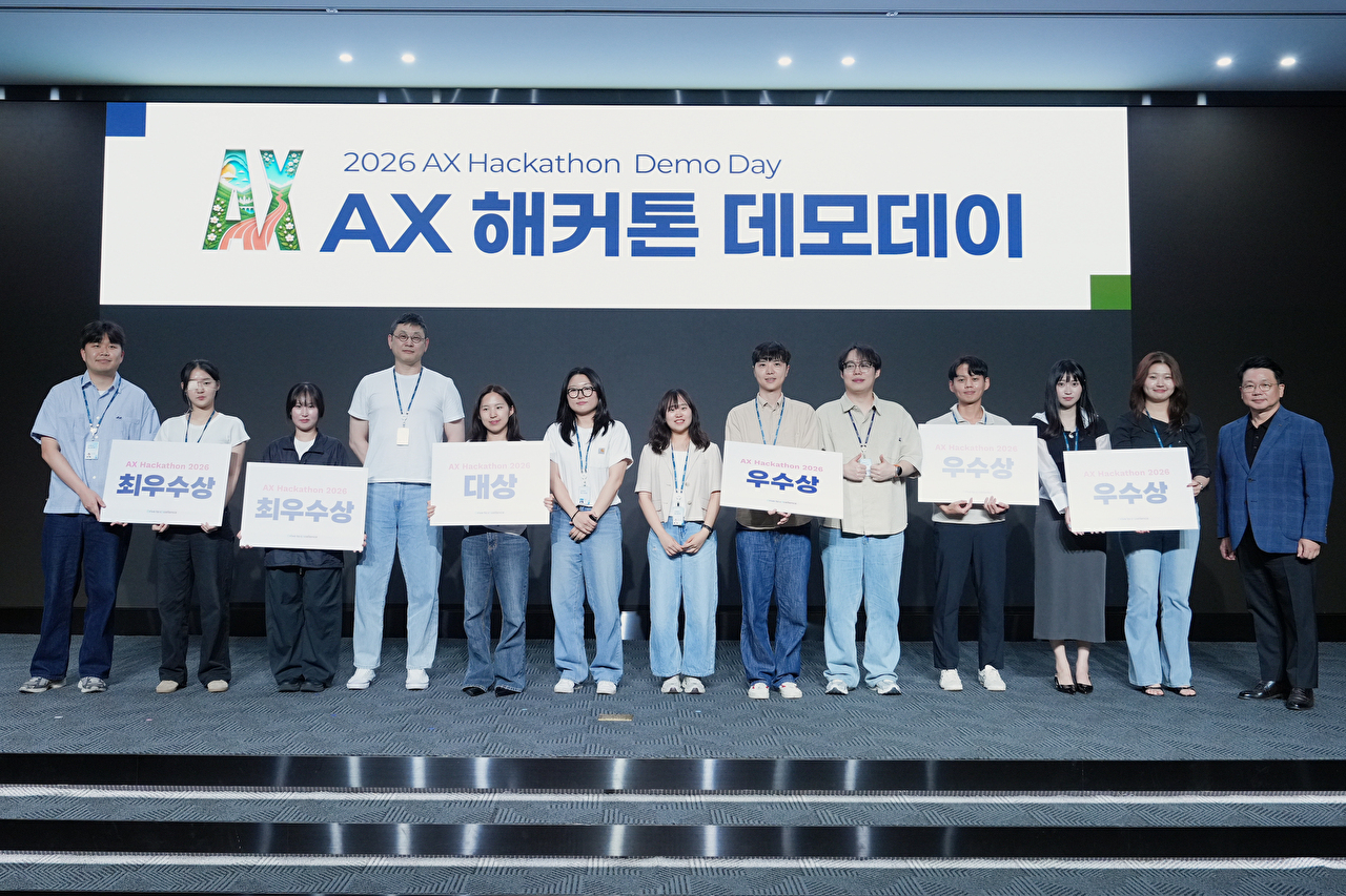 포스코 계열의 정보기술(IT)&middot;엔지니어링 전문 기업 포스코DX의 '인공지능 전환(AX) 해커톤 2026'에서 수상자들이 단체 사진을 찍고 있다. [사진=포스코DX]