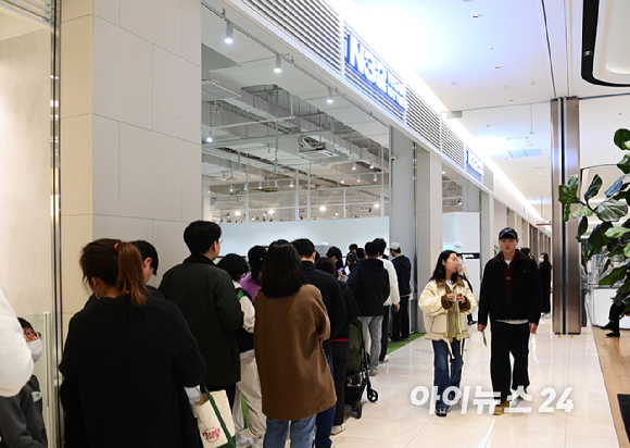 프리미엄 비건 매트리스 N32가 3월 2일 첫 'N32 데이' 행사를 개최했다. 2일 경기도 용인 기흥구 고매동 리빙파워센터 내 N32 스튜디오 기흥점에서 방문객들이 'N32 데이' 럭키드로우 행사를 즐기고 있다. [사진=정소희 기자]