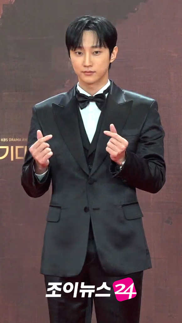 배우 진영이 31일 오후 서울 여의도 KBS에서 열린 '2025 KBS 연기대상' 레드카펫 포토월 행사에서 포즈를 취하고 있다. [사진=문수지 기자]