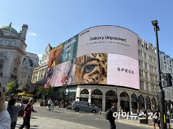 영국 런던 피카딜리 서커스에 설치된 삼성전자 '갤럭시 언팩 2026' 광고. [사진=권서아 기자]