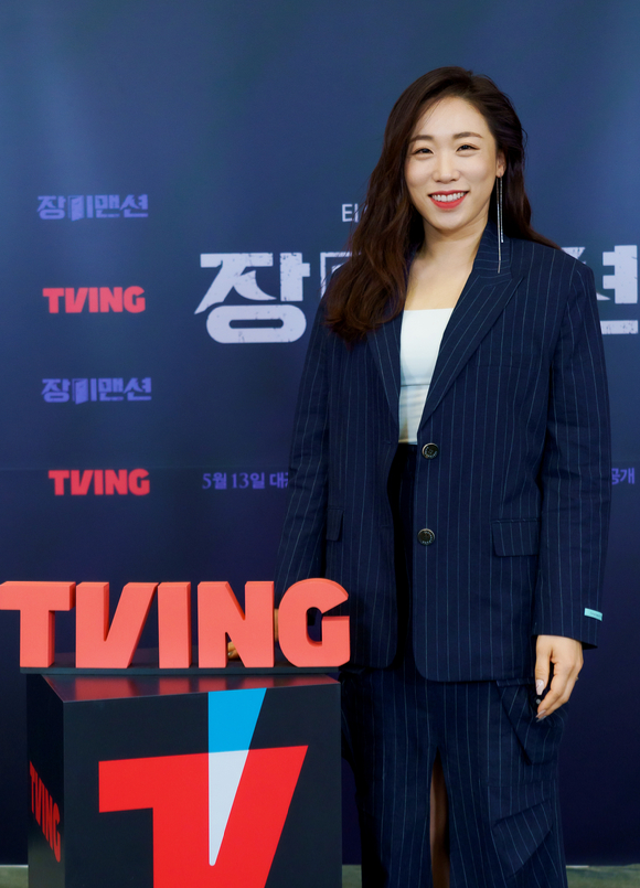 배우 이미도가 10일 온라인으로 진행된 티빙 오리지널 시리즈 '장미맨션' 제작발표회에 참석해 포즈를 취하고 있다. [사진=티빙]