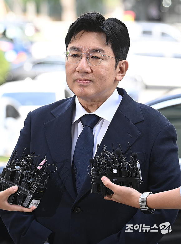 자본시장법상 부정거래행위 금지 위반 혐의를 받는 하이브(HYBE) 방시혁 의장이 15일 오전 서울경찰청 금융범죄수사대에 출석하고 있다. [사진=곽영래 기자]