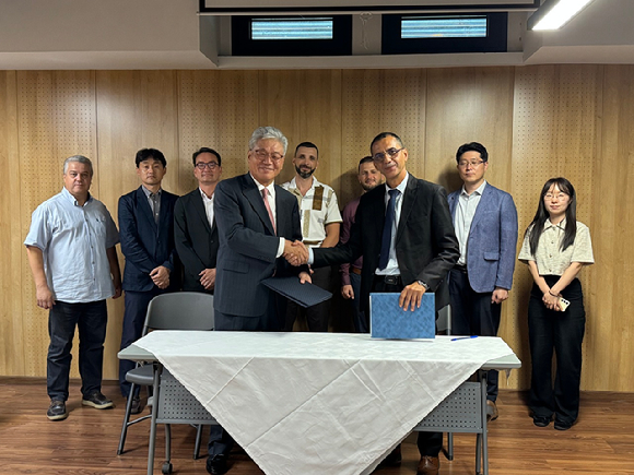 한국시멘트협회와 알제리 시멘트산업그룹이 MOU를 체결 후 이창기 부회장(왼쪽)과 라바게숨 GICA회장이 함께 기념사진을 촬영하고 있다. [사진=한국시멘트협회]