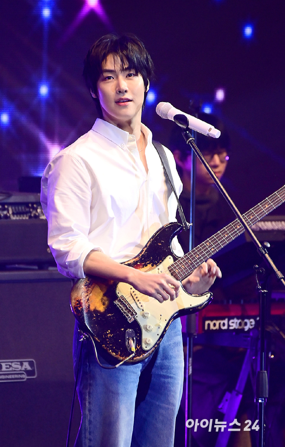 21일 서울 송파구 서울특별시교육청 학생체육관에서 '2026 JOY콘서트 - 보이스 오브 스프링(Voice of spring)'이 열렸다. 밴드 엔플라잉, 소란, 에이엠피가 멋진 무대를 선보이고 있다. [사진=정소희 기자]