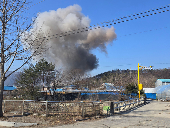 지난 6일 경기도 포천시 이동면 노곡리에서 공군 전투기 민가 오폭 사고가 발생해 사고 현장에서 연기가 피어오르고 있다. [사진=독자제공, 연합뉴스]