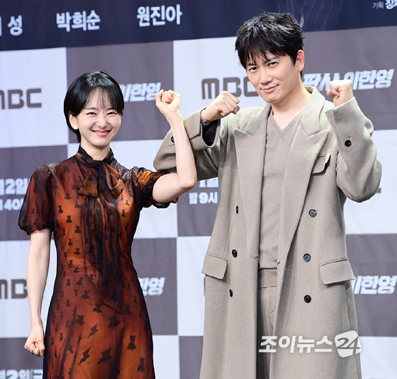 배우 원진아와 지성이 2일 오후 서울 마포구 상암동 MBC 골든마우스홀에서 열린 MBC 새 금토드라마 '판사 이한영' 제작발표회에 참석하고 있다. [사진=정소희 기자]