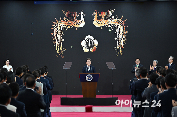 이재명대통령이 4일 오전 국회 로텐더홀에서 열린 제21대 대한민국 대통령 취임 선서를 하고 있다. [사진=국회시잔취재단]