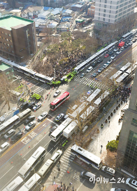 내란 수괴와 직권남용 등의 혐의를 받는 윤석열 대통령의 구속 전 피의자 심문(영장실질심사)을 앞둔 18일 서울 마포구 서부지방법원 인근에서 윤 대통령의 지지자들이 농성을 벌이고 있다. [사진=곽영래 기자]