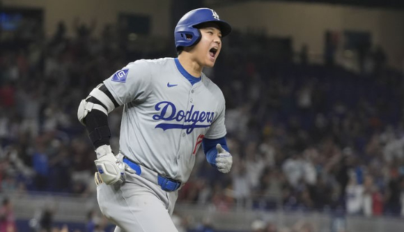 MLB 역사상 최초로 한 시즌 50홈런 50도루라는 대기록 달성 주인공이 된 오타니 쇼헤이(LA 다저스). [사진=뉴시스]